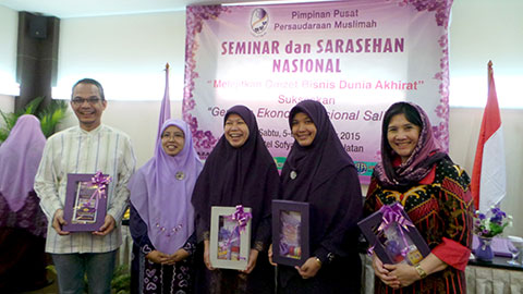 Ketua-umum-PP-Salimah-Siti-Faizah-(-kedua-dari-kiri-)-berfoto-bersama-nara-sumber-