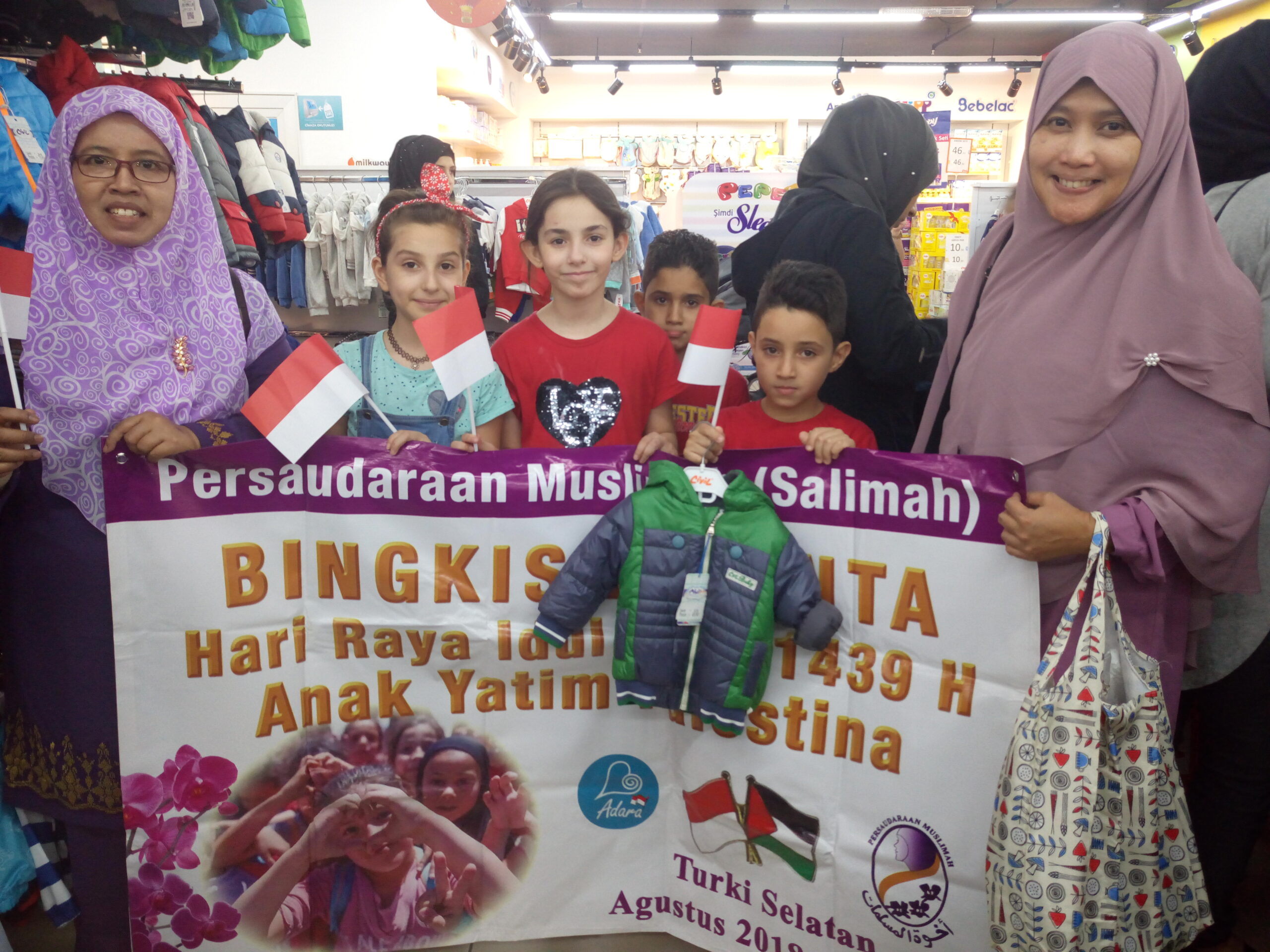 PP Salimah Bagikan Paket Cinta dan Bahagia Bekurban bersama Pengungsi Palestina.