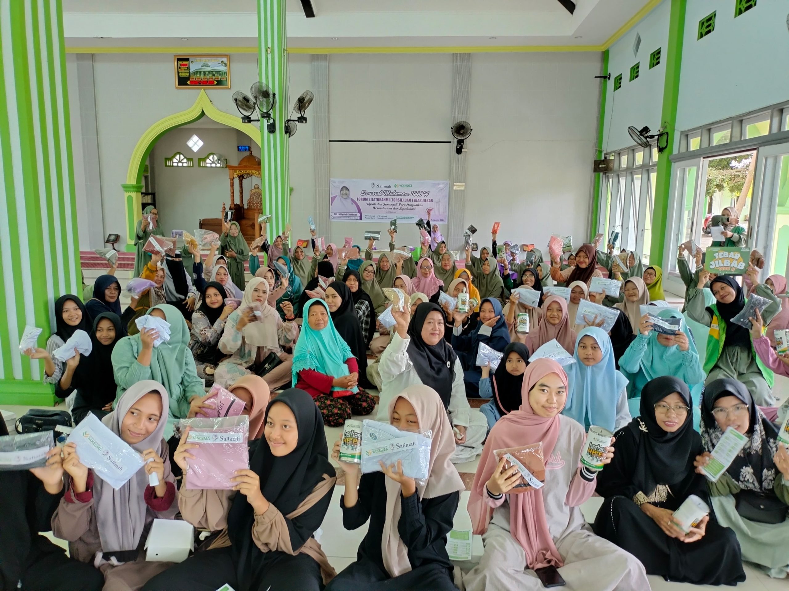 Salimah Papua Barat Bersama Yakesma Tebar Jilbab Gratis