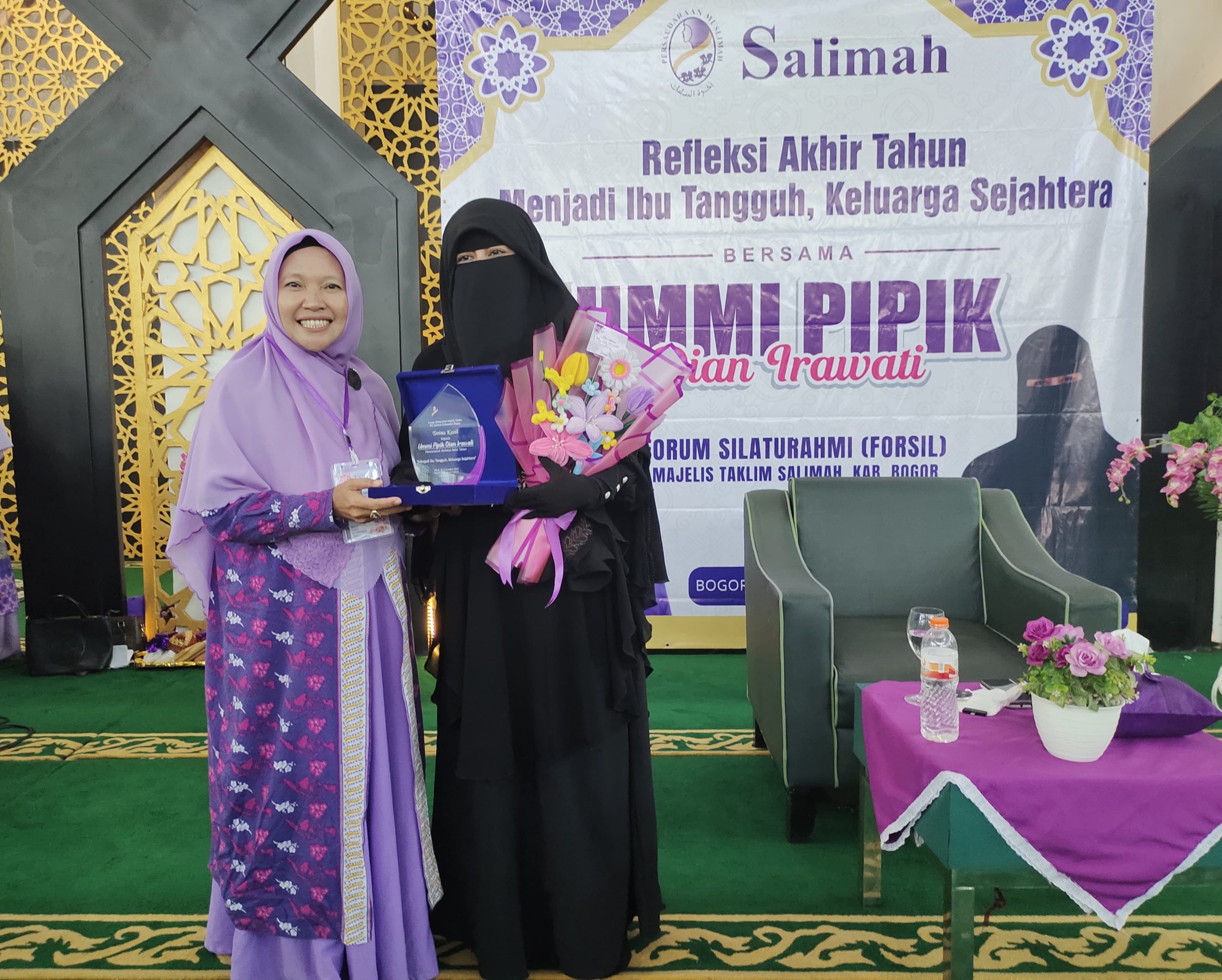 Ummi Pipik Bagi Kiat Jadi Ibu Tangguh di Depan Ratusan Jamaah