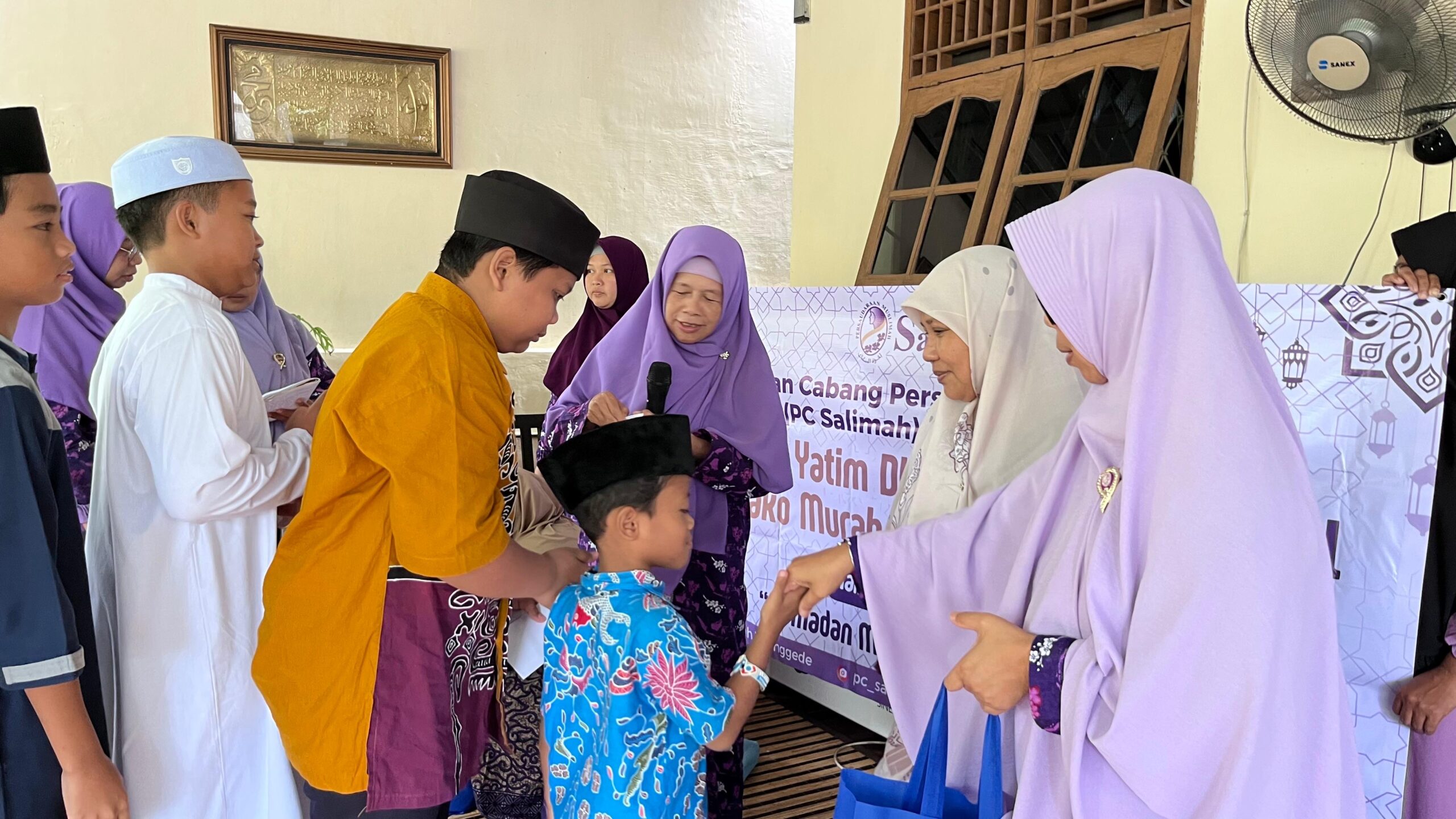 Raih Rahmat di Awal Ramadan, Salimah Bojonggede Beri Santunan Yatim Duafa