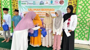 Salimah Sintang Bagikan Sembako dan Santunan Ramadan