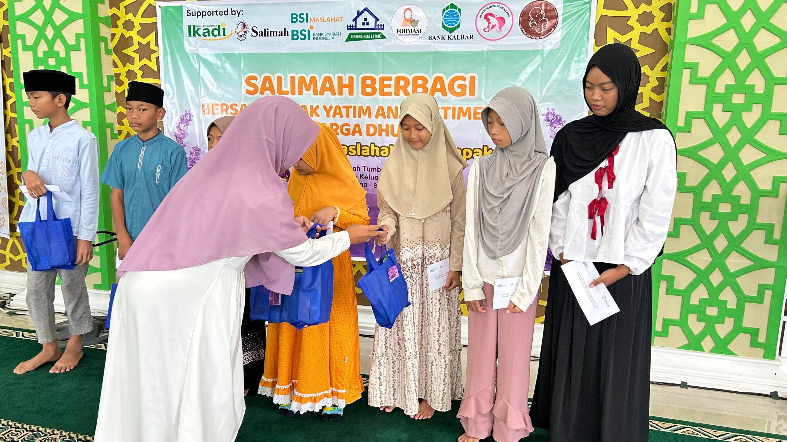 Salimah Sintang Bagikan Sembako dan Santunan Ramadan