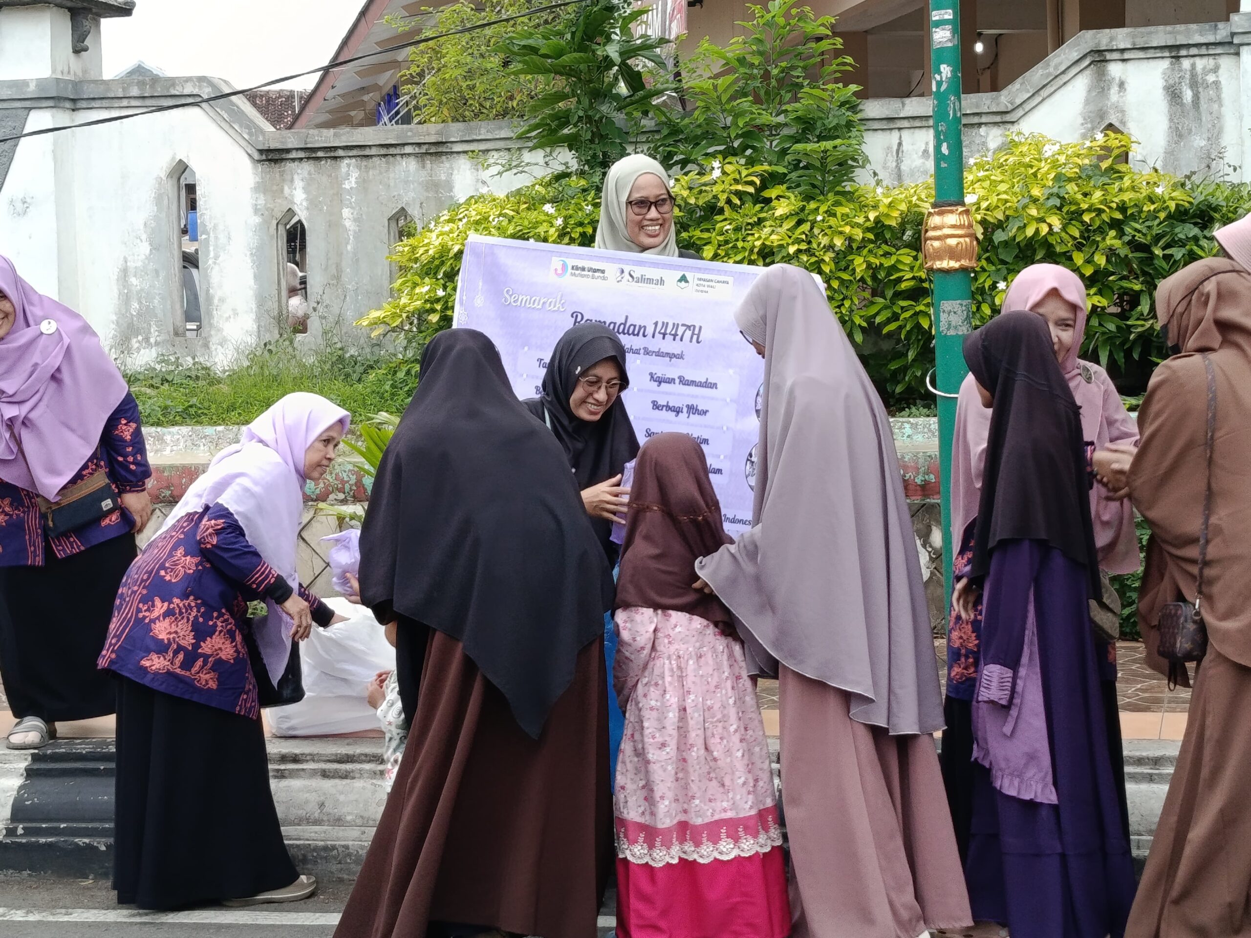 Sapa Masyarakat di Dua Titik, Salimah Demak Salurkan 145 Paket Takjil Ramadan