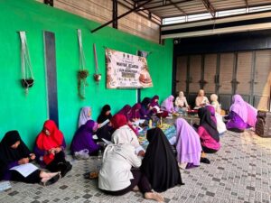 Salimah Metro Pusat dan KPSPL Universitas Malahayati Gelar Pelatihan Pembuatan Lilin Aromaterapi dari Minyak Jelantah