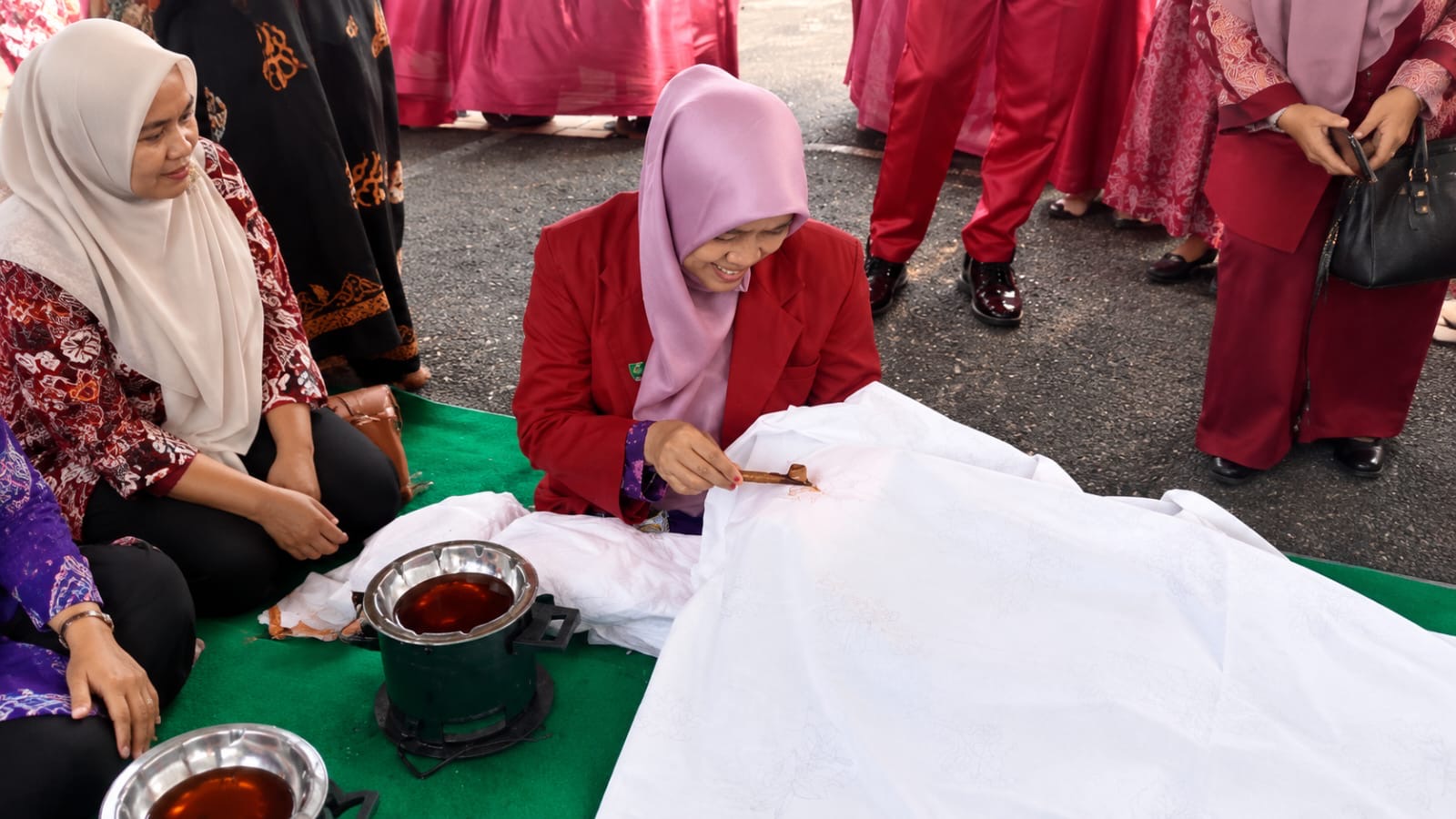 Ketua Salimah Bengkulu Tengah Turut Membatik di Hari Kebudayaan Nasional